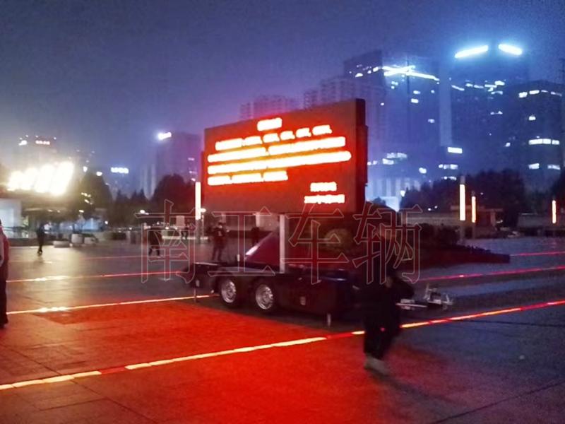 6.8平方LED廣告拖車(chē)，自動(dòng)升降旋轉(zhuǎn)工具拖車(chē)