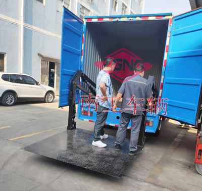 1675217089438612.jpg 1.5噸內(nèi)置汽車尾板4I.jpg