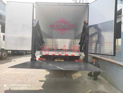 1675300478163349.jpg 2噸內(nèi)置汽車尾板3I.jpg