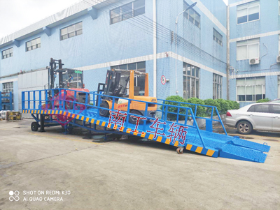 1675732783602315.jpg 12噸移動式登車橋 高護欄2I.jpg