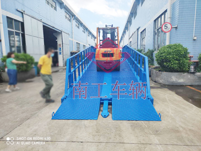 1675732790190017.jpg 12噸移動式登車橋 高護欄5I.jpg