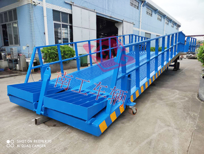 1675732812600303.jpg 12噸移動式登車橋 高護欄4I.jpg