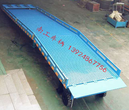 1676946412178160.jpg 8噸移動(dòng)式登車橋3I.jpg