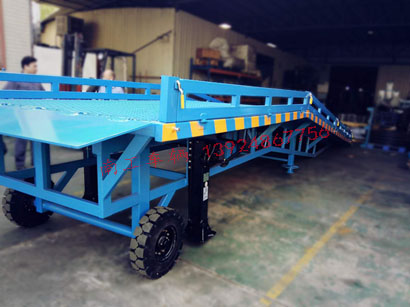 1676946474841772.jpg 8噸移動(dòng)式登車橋1I.jpg