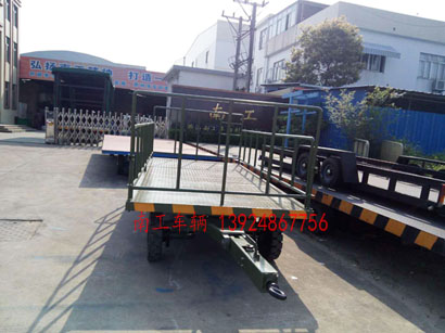 1677045853560975.jpg 軍綠色5噸護(hù)欄式平板拖車3I.jpg