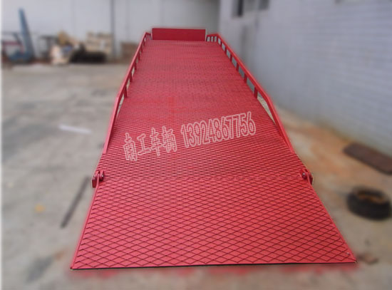 1677724883556716.jpg 10噸移動(dòng)式登車(chē)橋I.jpg