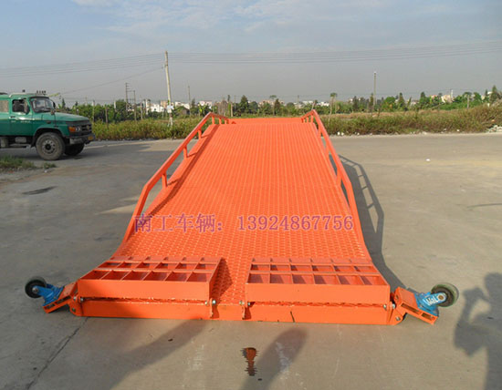 1677811586746030.jpg 移動(dòng)式登車橋.jpg