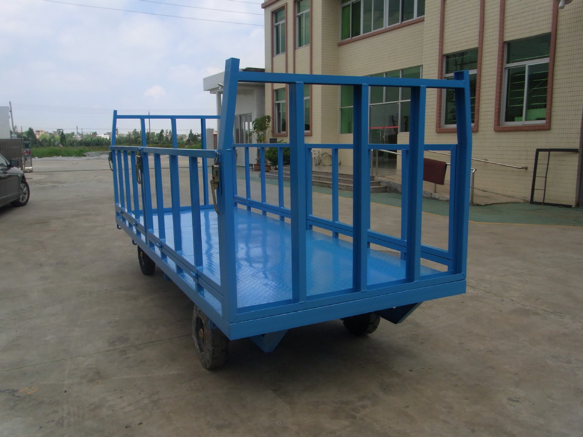 1678084403521666.jpg 3T下翻式護(hù)欄平板拖車3.jpg