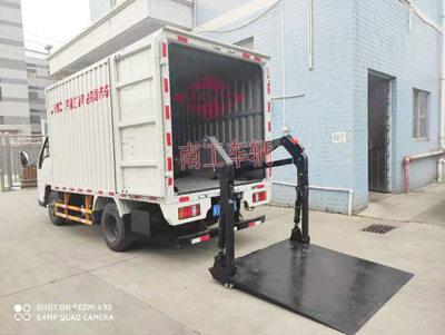 1688538146823047.jpg 1.5噸內(nèi)置汽車尾板2I.jpg