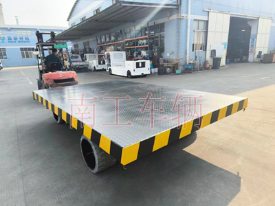 30噸重型平板拖車(chē) 環(huán)保實(shí)心輪胎3I.jpg