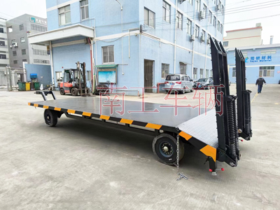 1710144160954439.jpg 6噸帶爬梯移動(dòng)平板拖車I.jpg