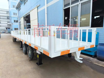 1724981248581034.jpg 3噸護(hù)欄型平板拖車 白色3I.jpg