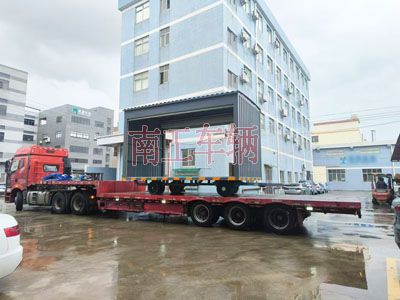 1726298027551972.jpg 10噸箱式平板拖車兩側(cè)帶卷簾門5I.jpg